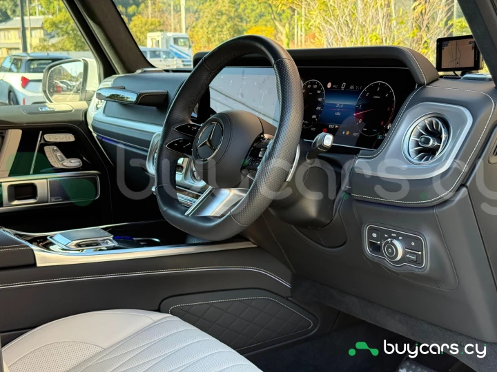 Mercedes G-class White