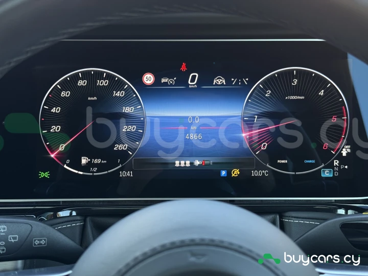 Mercedes G-class White