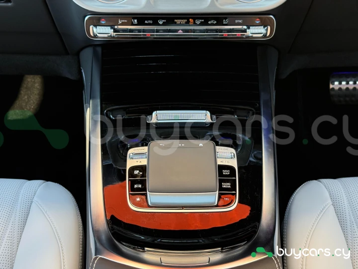 Mercedes G-class White