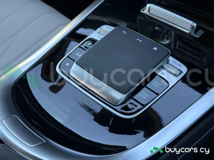 Mercedes G-class White