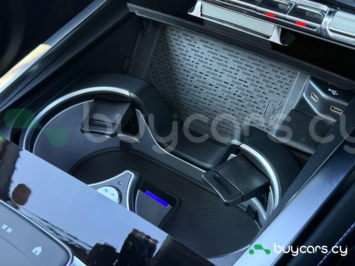 Mercedes G-class White