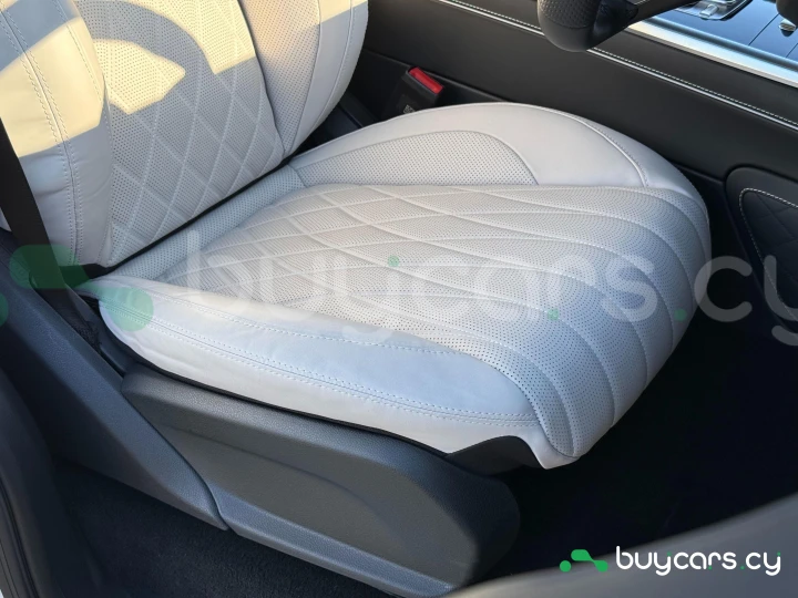 Mercedes G-class White