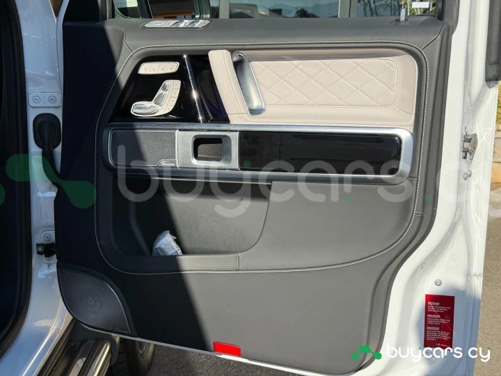 Mercedes G-class White