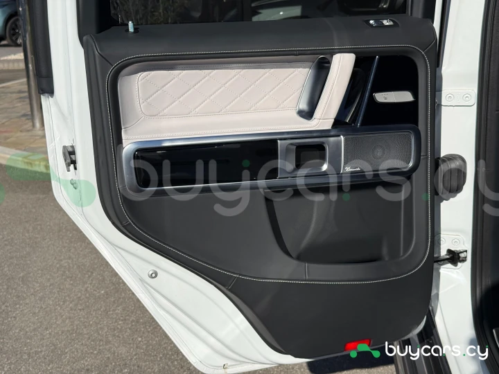 Mercedes G-class White
