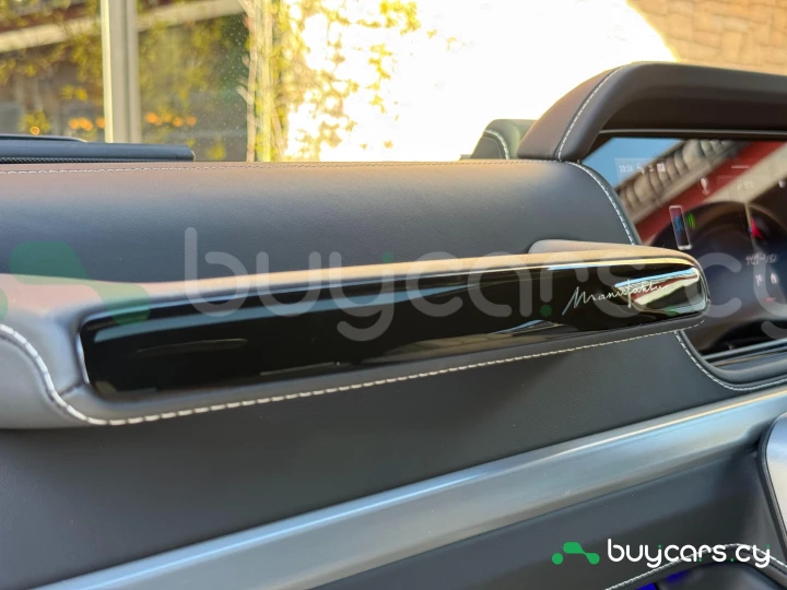 Mercedes G-class White