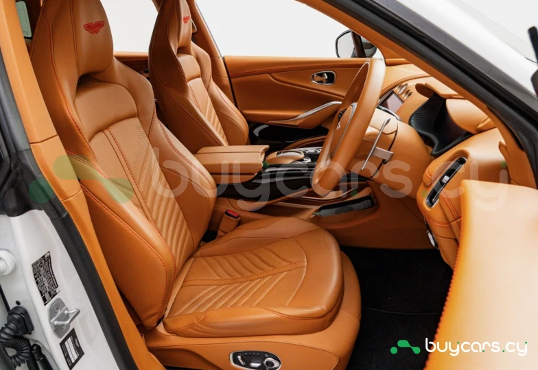 Aston Martin DBX Белый