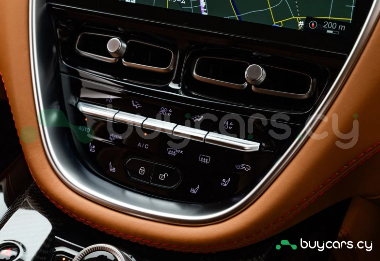 Aston Martin DBX Белый