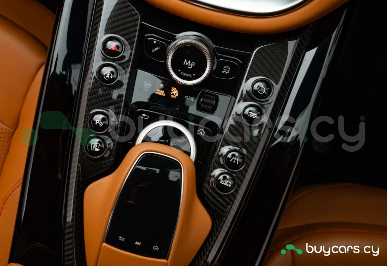 Aston Martin DBX Белый