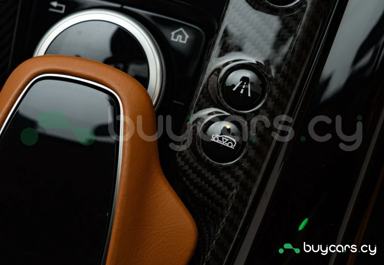 Aston Martin DBX Белый