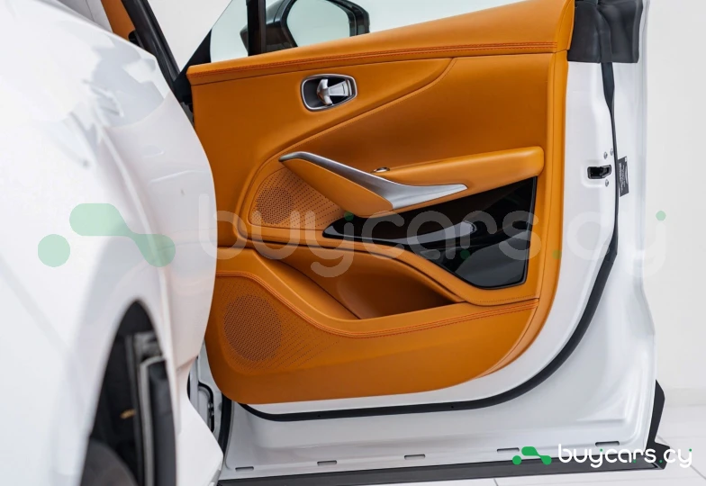 Aston Martin DBX Белый