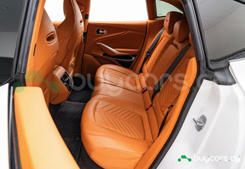 Aston Martin DBX Белый