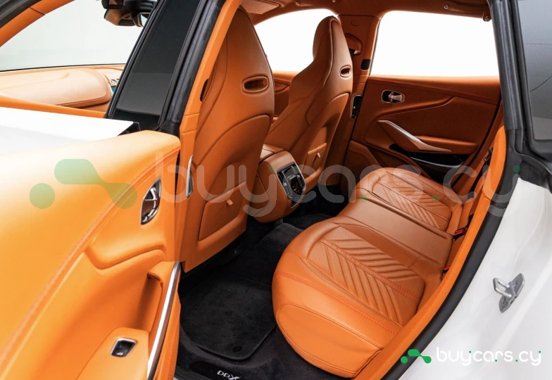 Aston Martin DBX Белый