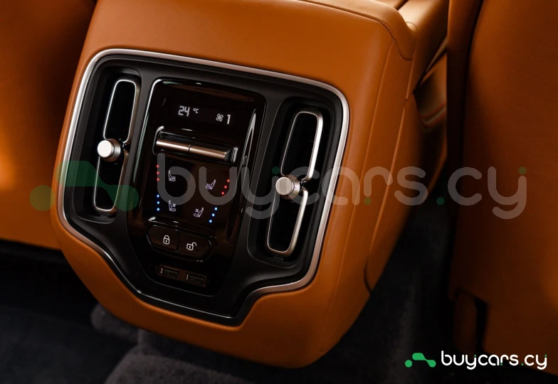 Aston Martin DBX Белый