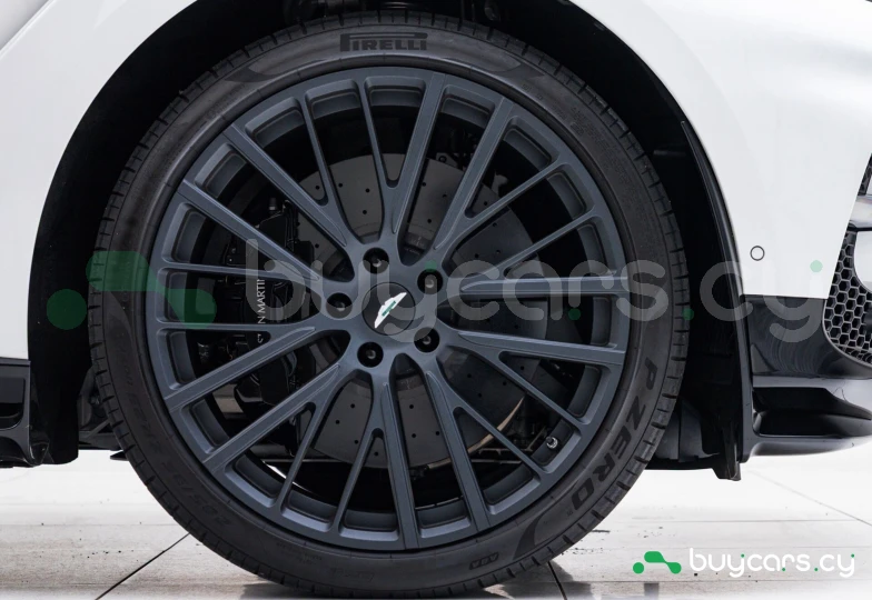 Aston Martin DBX Белый