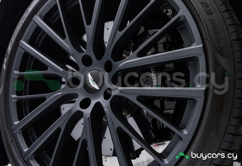 Aston Martin DBX Белый