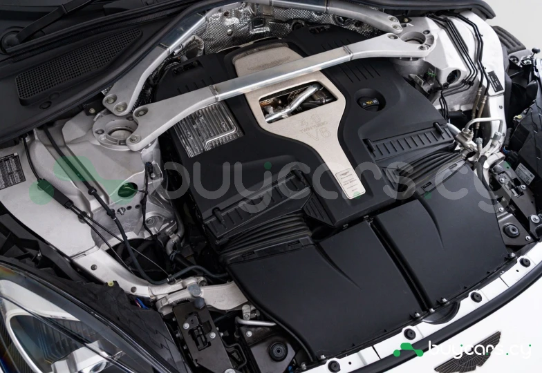 Aston Martin DBX Белый