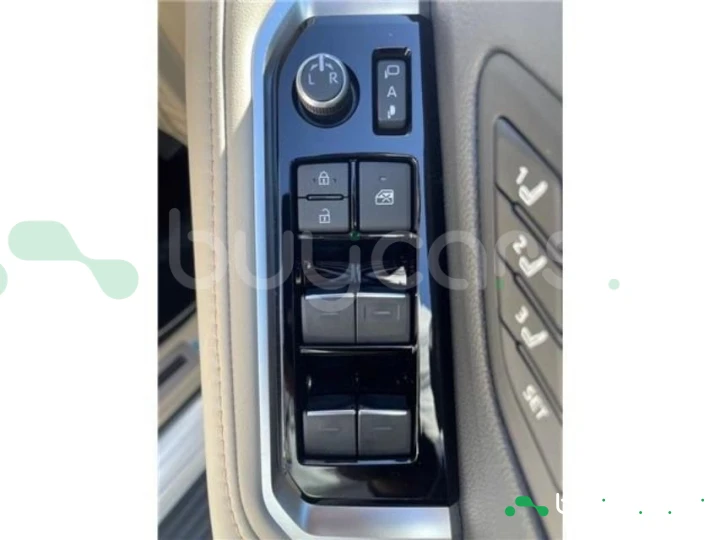 Toyota Land Cruiser Белый