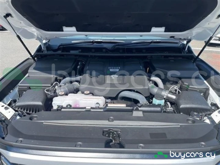 Toyota Land Cruiser Белый