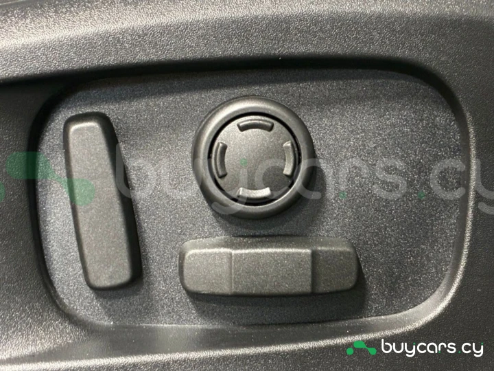 Land Rover Defender Серый