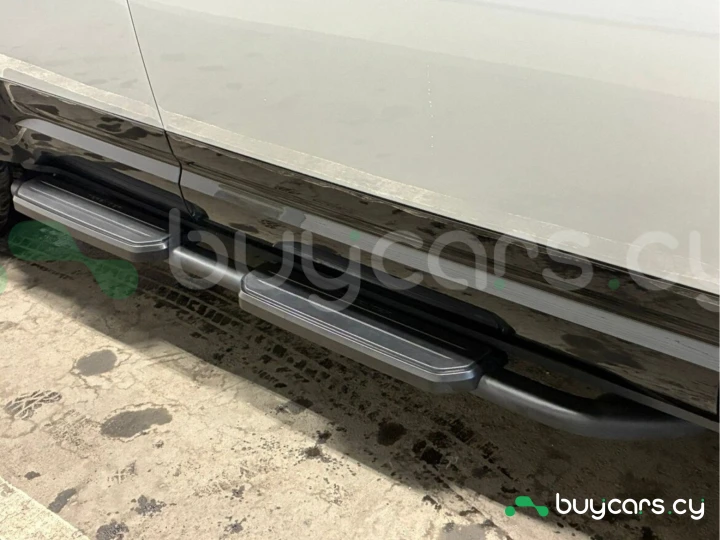 Land Rover Defender Серый