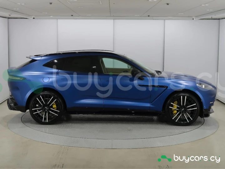 Aston Martin DBX Синий