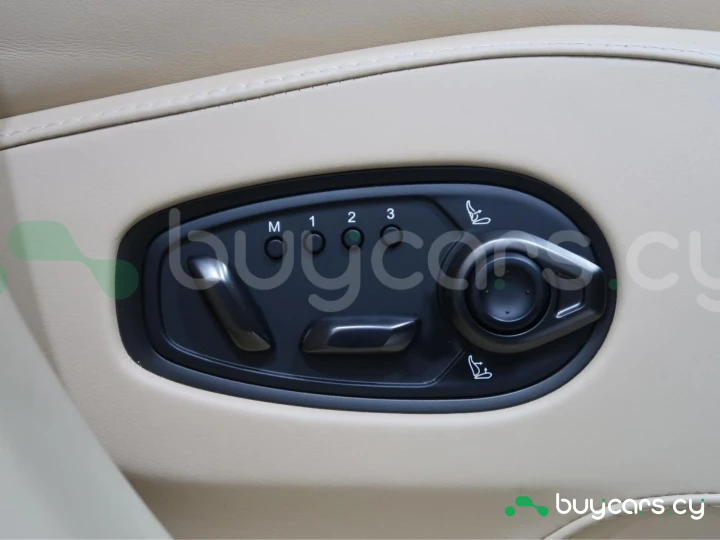 Aston Martin DBX Синий