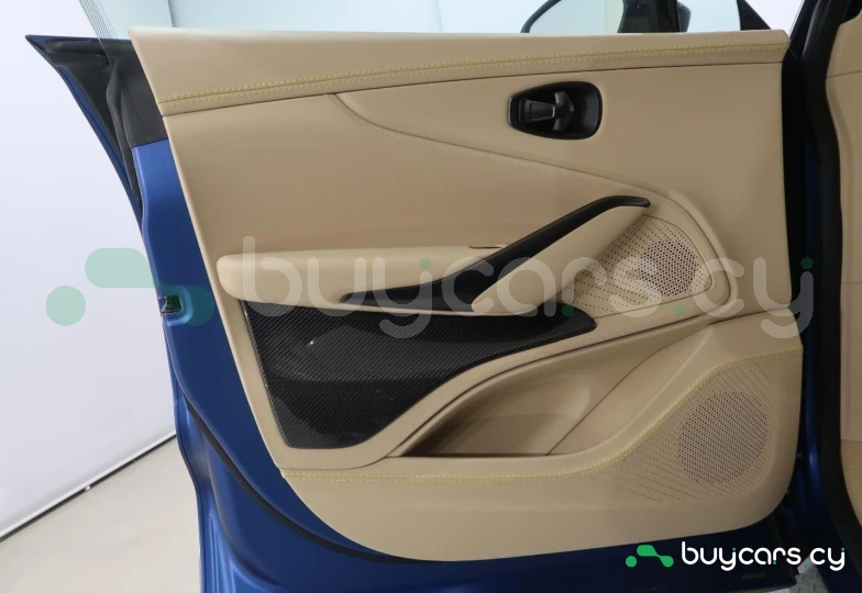 Aston Martin DBX Синий