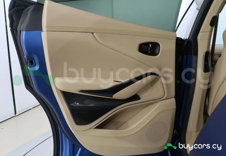 Aston Martin DBX Синий