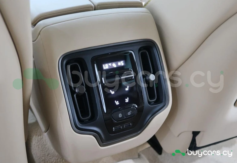 Aston Martin DBX Синий