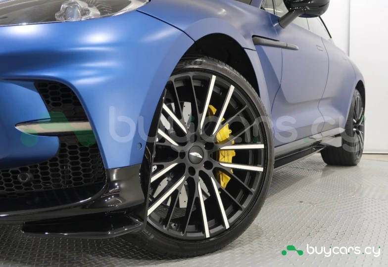 Aston Martin DBX Синий