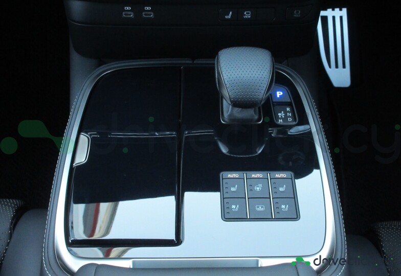 Lexus LS White