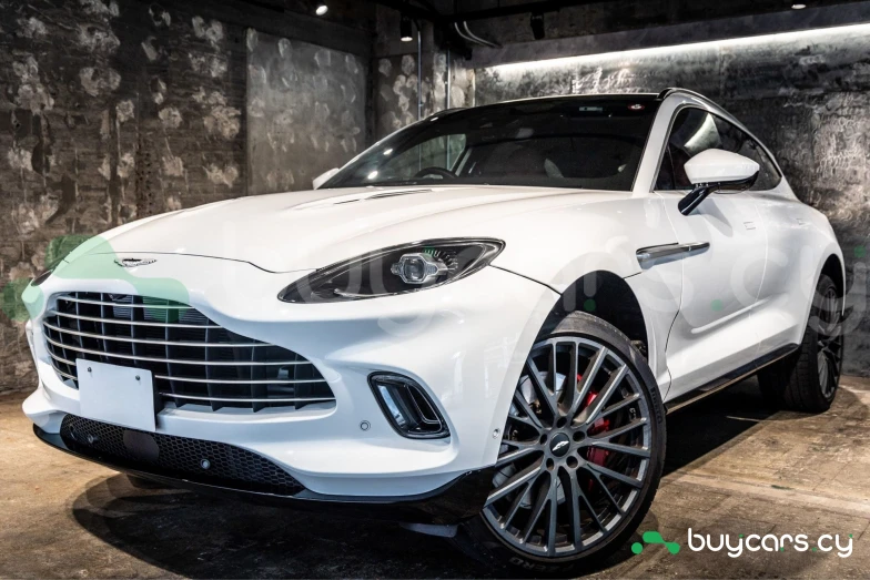 Aston Martin DBX Белый