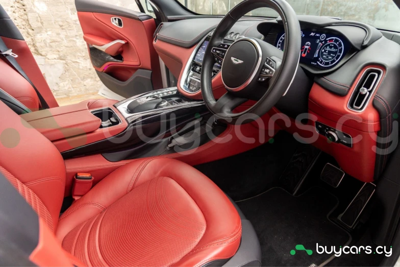 Aston Martin DBX Белый