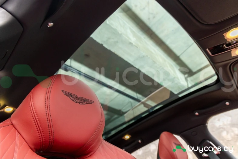 Aston Martin DBX Белый