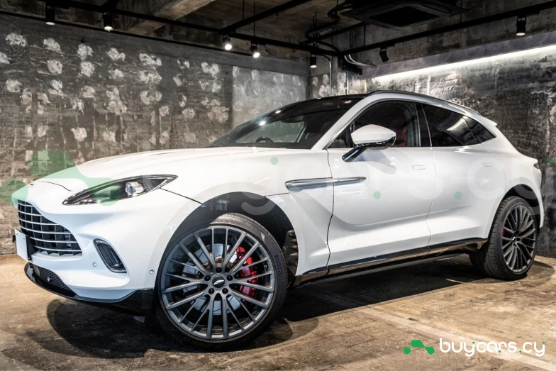Aston Martin DBX Белый