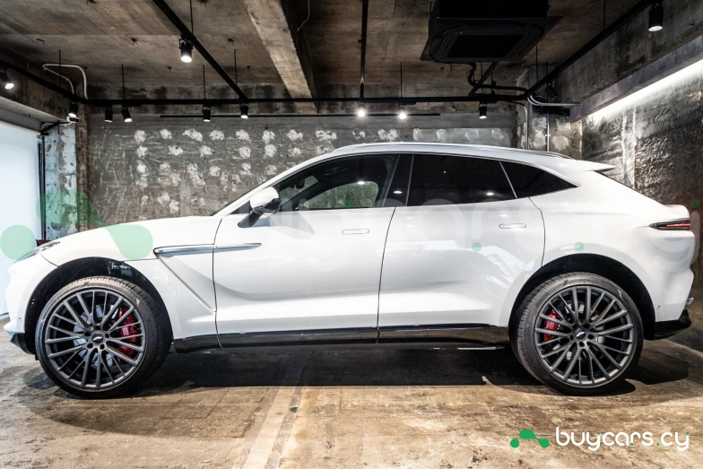 Aston Martin DBX Белый
