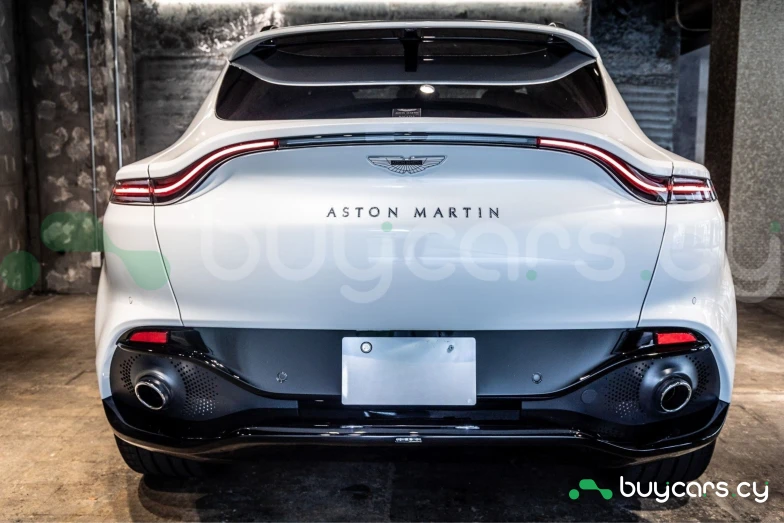 Aston Martin DBX Белый