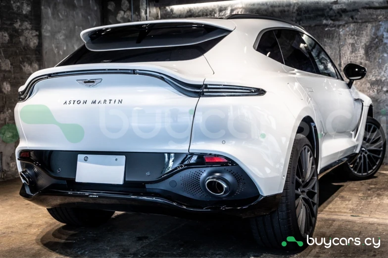 Aston Martin DBX Белый