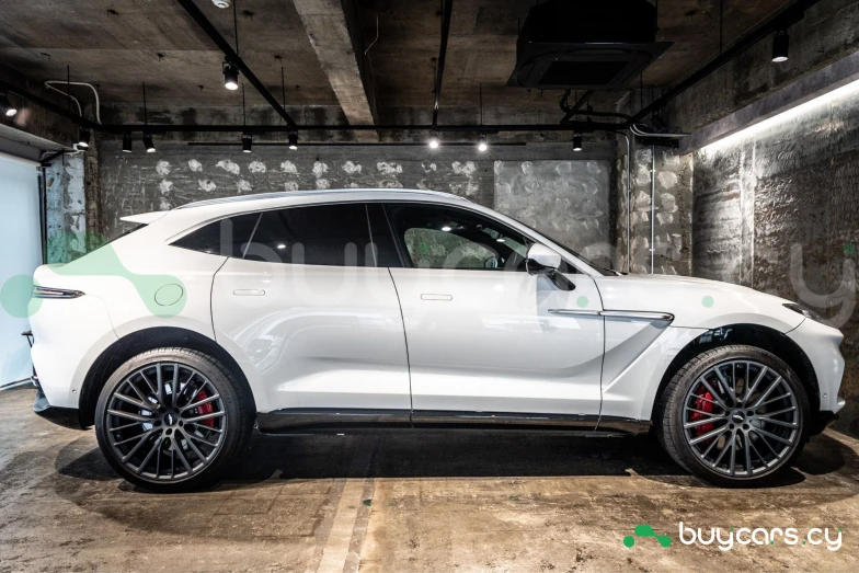 Aston Martin DBX Белый