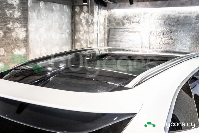 Aston Martin DBX Белый