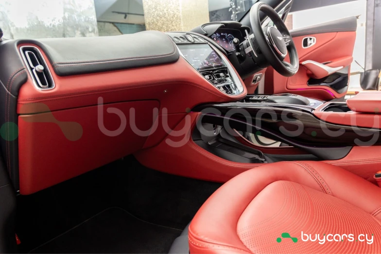 Aston Martin DBX Белый