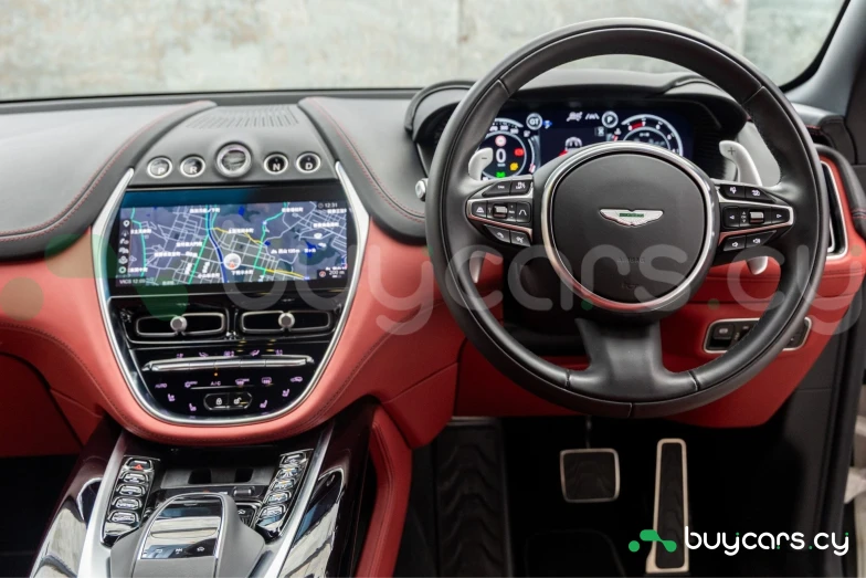 Aston Martin DBX Белый