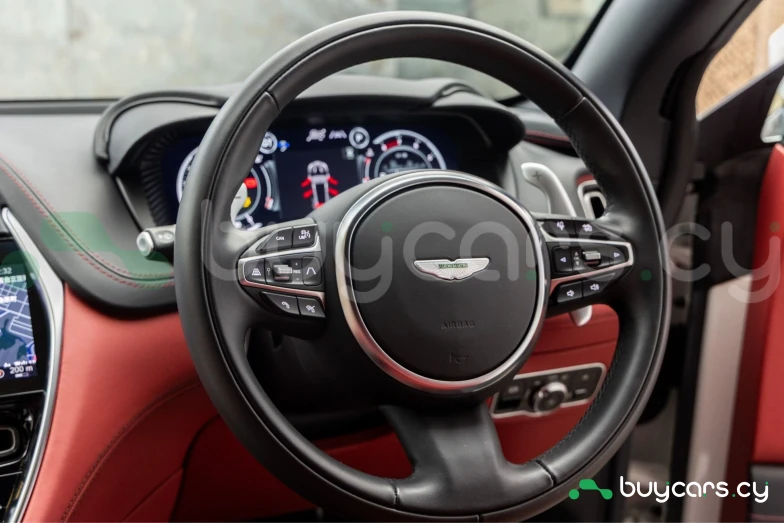 Aston Martin DBX Белый