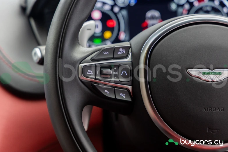 Aston Martin DBX Белый