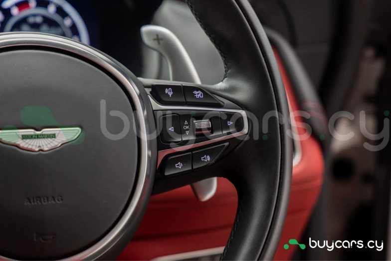 Aston Martin DBX Белый