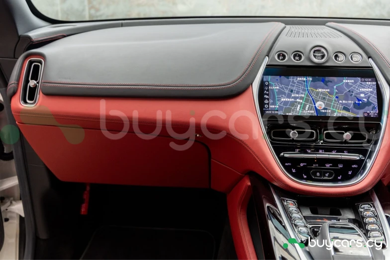 Aston Martin DBX Белый