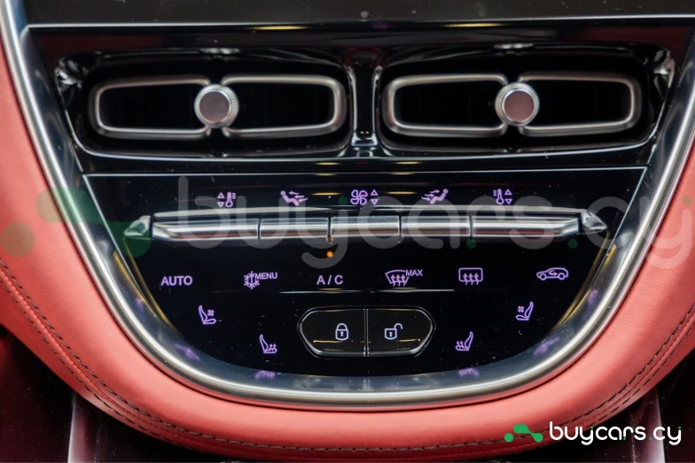 Aston Martin DBX Белый