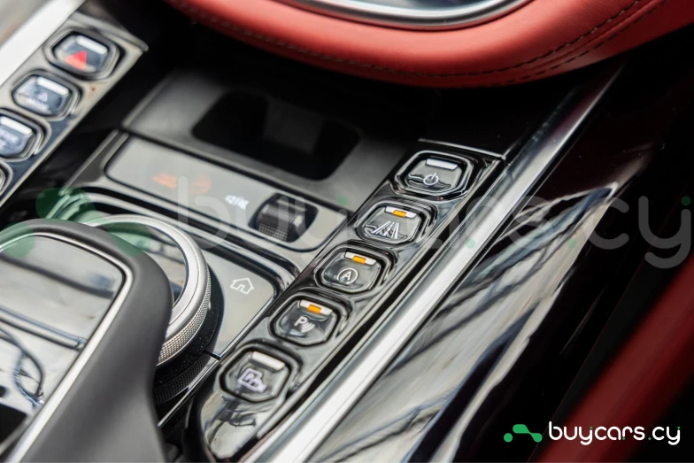 Aston Martin DBX Белый