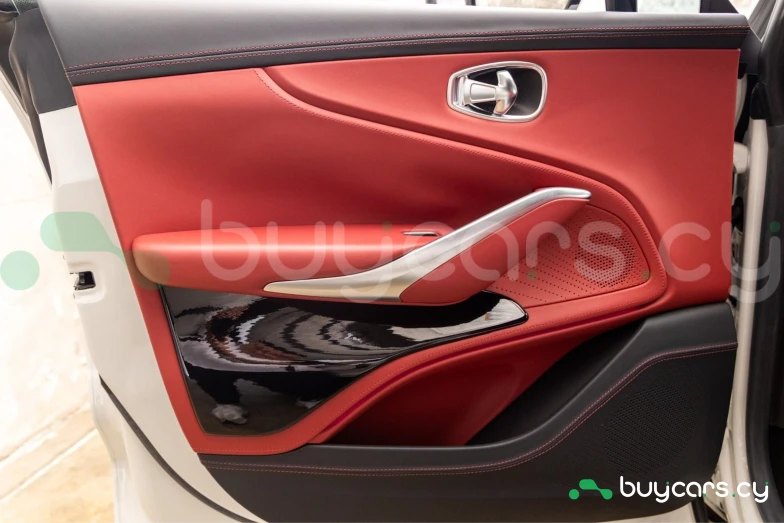 Aston Martin DBX Белый