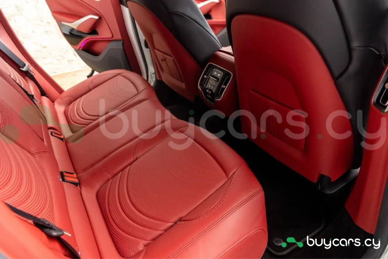 Aston Martin DBX Белый